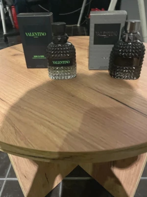 Valentino Uomo Born in Roma parfym - Säljer en Valentino Uomo Born in Roma parfym med cool nitar-inspirerad glasflaska och svart lock. Flaskan har en snygg gradient från svart till genomskinlig och etiketten är svart med grön text. Kommer med originalkartong.                                      Går köpa en bara om ni vill kom dm då båda är 25ml kvar halva kvar på båda. Kom dem för andra frågor
