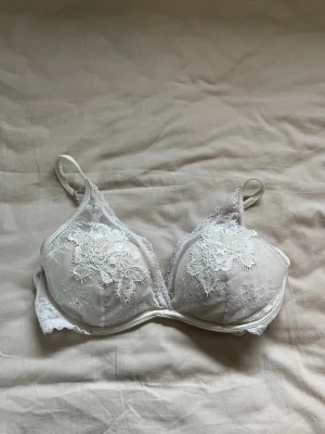 Intimissimi bh - Vit intimissimi bh med pärlor och spetsdetaljer 