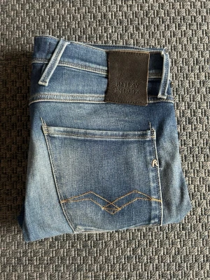 Replay Anbass Jeans Hyperflex - Replay Anbass Hyperflex Jeans. Storlek 31 Skick: Mycket bra. Nypris 1600 kr. 