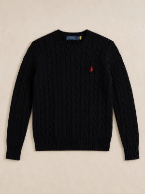 Svart kabelstickad tröja Ralph Lauren - Kabelstickad svart tröja från Polo Ralph Lauren med rund halsringning och röd broderad logga på bröstet. Tröjan har långa ärmar och ribbade muddar vid ärmslut och nederkant. Tröjan är lite nopprig men perfekt för dig som gillar klassisk och stilren look.