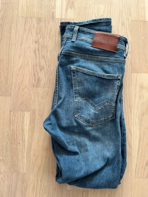  jeans Replay - Säljer ett par blå jeans från Replay med slitningar det är ett lite större hål i ett knä därför jag säljer de för billigt pris annars tvärfeta 