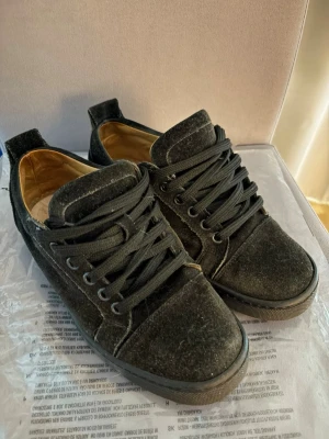 Svarta loubs - Storlek 36 men passar mig som har 38. Inga synliga defekter förutom smutsiga, går att tvätta bort. De saknar även skosulor inuti skon men går att lägga in egna. Skriv för fler bilder.