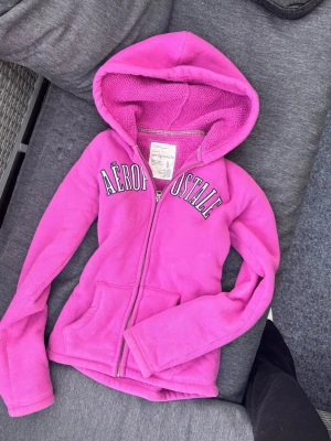Rosa Aeropostale zip - Super snygg vintage rosa Aeropostale zip huvtröja med mysig fluffig insida. Fint skick och stl S 💕