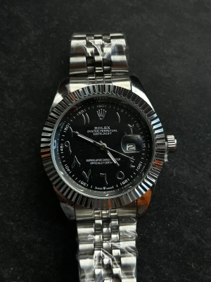 Svart Klocka Med Arabiska Visare 40mm - Kommer med batteri och har justerbart armband. Skicka ett meddelande om du har några frågor!