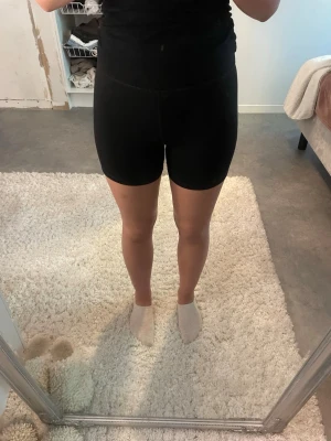Tränings shorts - Svarta högmidjade shorts, storlek XS men sitter tajtare som XXS