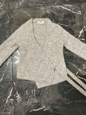 Gina Tricot stickad tröja - Säljer denna stickade tröja från Gina Tricot i storlek xs. Hör gärna av dig vid frågor.