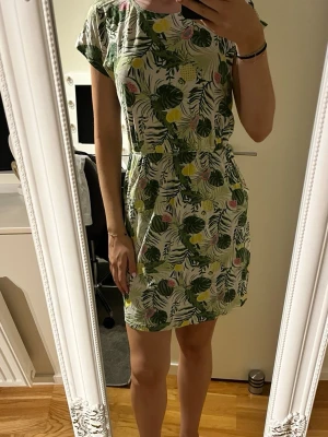 Kort blommig sommarklänning - Säljer en  somrig klänning med mönster, klänningen har fickor på sidan . Vid funderingar skriv och priset kan diskuteras.✨💕