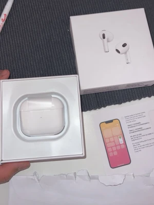 Trådlösa vita in-ear hörlurar - Säljer ett par stilrena, trådlösa vita in-ear hörlurar med laddningsetui. Hörlurarna har en modern design och passar perfekt till mobilen för musik eller samtal. Laddningsetuiet är kompakt och smidigt att ta med sig överallt.