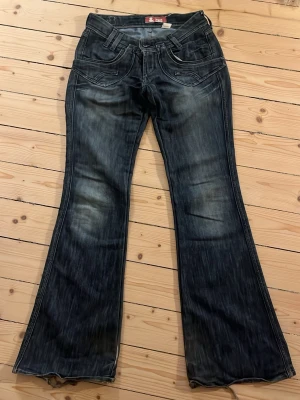 Lågmidjade bootcut jeans  - Skit snygga bootcut jeans!!