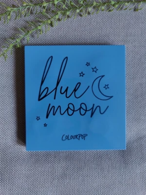 Blue Moon ögonskuggspalett - Blue Moon ögonskuggspalett från Colourpop med nio intensiva blå och silvriga nyanser. Paletten har både matta och skimrande skuggor i runda pans, perfekt för kreativa och färgstarka ögonlooks. Kommer i en snygg blå förpackning med spegel. Skick: endast 3 av färgerna har använts vid ett tillfälle. De är i otroligt bra skick och förvarats stående i en Alex Hurts. Kan skickas med brevporto och filmar när jag postar isf för billigare frakt.