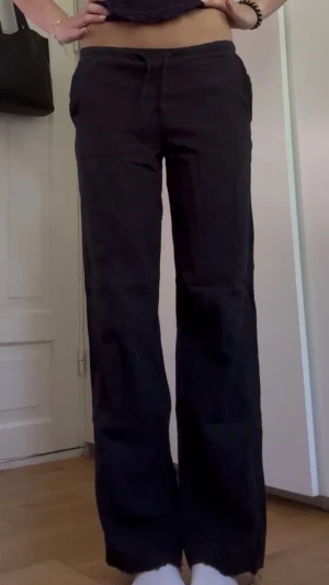 Svarta linnebyxor - Snygga svarta linnebyxor med raka ben och avslappnad passform från Gina Tricot i storlek 158/164, jag har sprättat upp de nertill så de är lite längre. Jag är 175 och de är lite för korta för mig. 