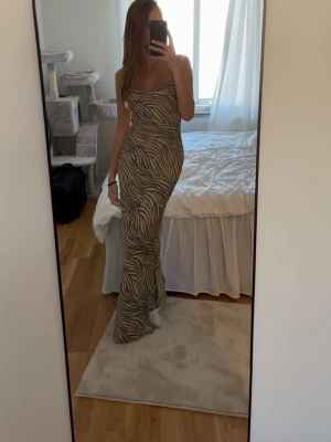 Adoore klänning  - Adoore klänning i de trendiga zebra mönstret. Klänningen finns inte längre o köpa i butik eller på hemsida, aldrig använd där av prislapp kvar 🤎