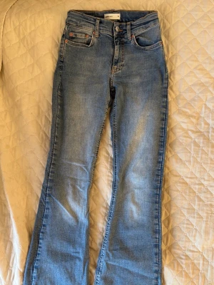 Blå bootcut jeans - Säljer dessa blå bootcut jeans från Gina tricot i storlek 32💗 