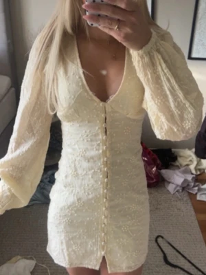 Klänning  - Jättefin klänning från Gina i storlek xxs, den är slut på hemsidan i storlek🥰