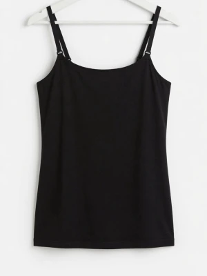 Svart linnetopp från H&M Mama - En enkel svart linnetopp från H&M Mama med smala axelband. Toppen är ärmlös och har en rak passform, perfekt för att styla lager på lager. Tillverkad i mjuk bomull för skön känsla hela dagen.