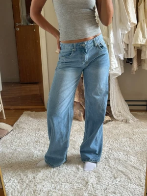 Ljusblåa raka jeans med låg midja - Säljer ett par ljusblå jeans med rak passform och låg midja. 