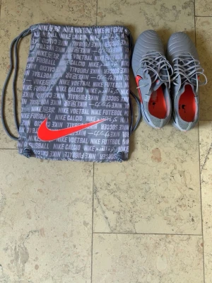 Nike Tiempo Elite - Använda en gång. Storlek 44. Konstgräs skor. Pris kan diskuteras vid snabb affär.