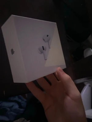 Apple AirPods Pro 2 trådlösa hörlurar - Säljer ett par vita Apple AirPods Pro 2 med laddningsetui. De är trådlösa in-ear hörlurar med stilren design och silikonproppar för bra passform. Perfekta för musik, samtal och gaming. Laddningsfodralet är kompakt och smidigt att ta med sig.