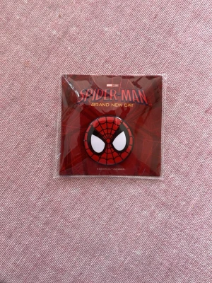 Exklusiv Spider-Man pin - Limited edition Spider-Man pin. Finns bara att hämta på utvalda biografer i Sverige endast idag (1:a Augusti 2026), då det är den internationella Spider-Man dagen idag! Ett ovanligt samlarobjekt som passar i de finaste av samlingar!