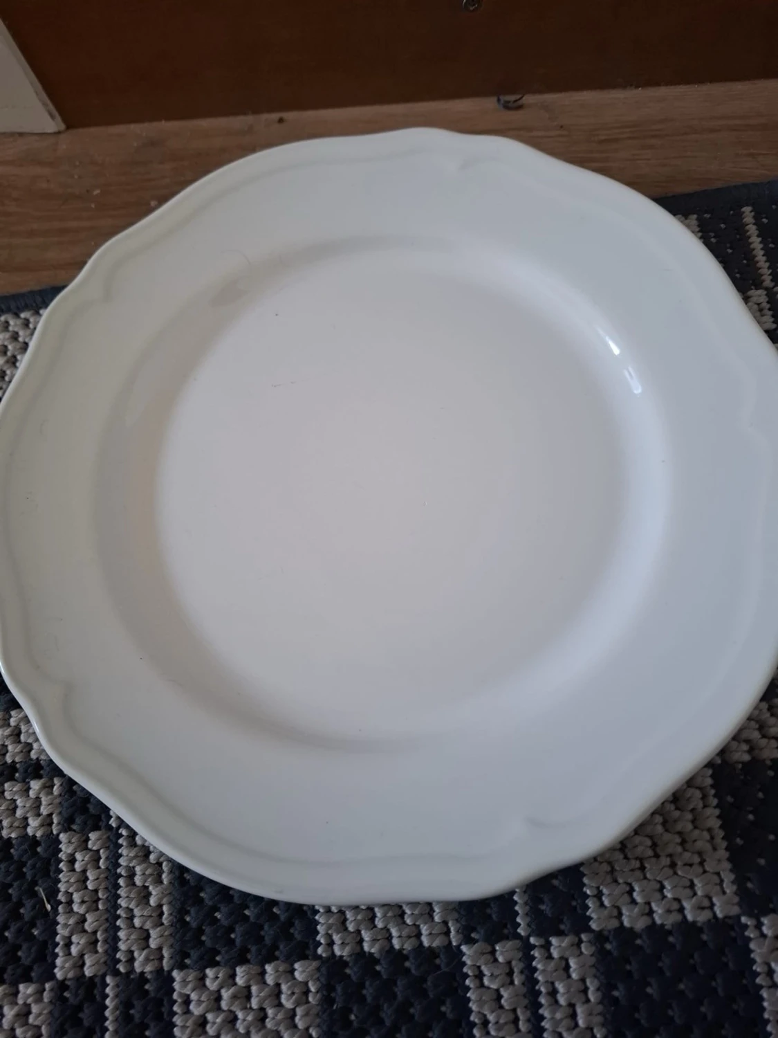 Vita tallrikar med vågig kant - 4