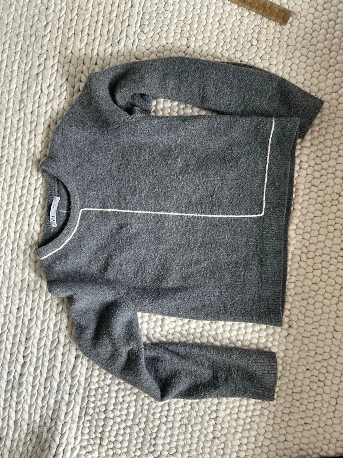 Grå stickad tröja