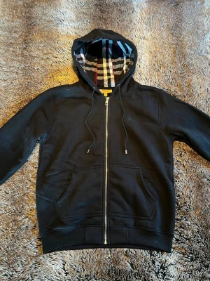Burberry hoodie svart - Säljer min burberry hoodie i mycket bra skick, storlek M. 