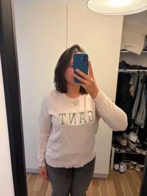 Ljusrosa tröja - Ljusrosa sweatshirt ifrån GANT Storlek XL men mer som M/L