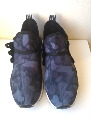 New Fashion sneakers skor strl. 45 - storlek är inte angiven men innermått med mätstucka 29 cm vilket motsvarar storlek ca 45. jättefint skick, märke New Fashion