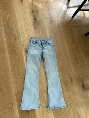 Ljusblå  jeans - Ljusblå jeans ifrån cheap monday superbra skick, och är i storlek w24/ längd 30. 