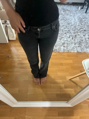 Svarta raka jeans med låg midja - Säljer ett par svarta jeans med låg midja och raka ben. Från Zara storlek 34