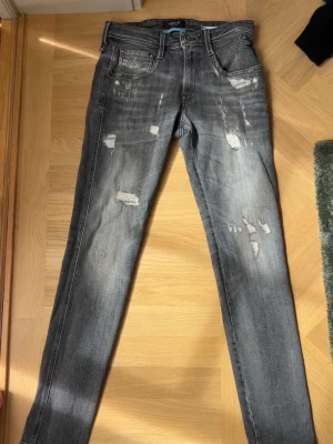  replay anbass - Hej säljer dessa jeans från replay De är i w 27 men sitter mer som 28-29 modellen är 178 de har inga defekter ny pris 1800 