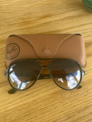 Ray-Ban aviator solglasögon brun -  Ray-Ban aviator solglasögon med bruna glas. original Ray-Ban fodral i brunt skinn. Mycket bra sick andvända bara ett par gånger! Skriv för fler bilder! Pris går att diskutera 