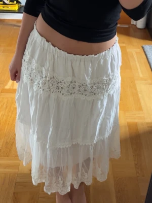 Midikjol med spetsdetaljer - Jättefin vit kjol med spetsdetaljer. Skulle säga att den passar en M!