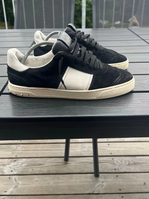 Valentino flycrews  - Bra sick några få nitar saknas samt några trådar har gått upp vi en sida så om man vill använda dom mycket är det bra att limma, storlek 43,5 passar 44! Skriv vid intresse 😁