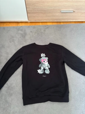 Svart sweatshirt med nalletryck - Vid funderingar eller frågor är det bara att höra av sig!