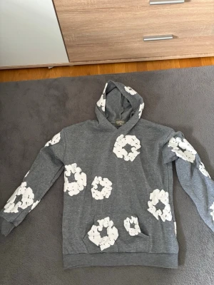 Denim tears hoodie  - Vid funderingar eller frågor är det bara att höra av sig!