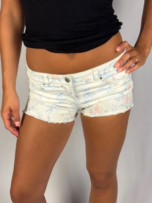 Såå fina jeansshorts - Supersöta blommiga jeansshorts | Storlek 30 | Jättefint skick! | Jag är 168cm lång och väger 60kg | 42cm i midjebredd | Kontakta mig vid fler frågor eller funderingar!💗
