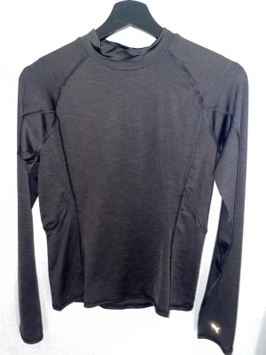 Exklusiv golf-/träningströja Puma Baselayer UPF 50+ – Svart (långarmad, Dam) - • Ny med tags • UV-skydd UPF 50+ • Perfekt som underställ eller för soliga dagar • Nypris: ca 499 kr