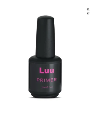 Primer från Luunails  - Primer från Luunails 🥹💞 Beskriving från hemsidan: Primer är en vätska du penslar på efter din preparation av nageln för att se till att materialet sitter på sin plats och för ett mer hållbart resultat.  15 ml (den är använd)