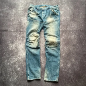 G-Star Y2K-jeans för herrar i blått, storlek W34 L34, faded - Lite heelbite vid bensluten, men i övrigt i mycket fint skick med en snygg tvätt. W och L är uppskattade utifrån måtten.  Midja: 45 cm Benslut: 29 cm Lår: 18 cm Totallängd: 109 cm  Skickas inom 24 timmar Spara på priset och frakten genom att sätta ihop ett paket  Mer information finns på min profil 10-194