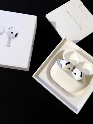 Airpods 4 - nypris: 1390, äkta, köpt från elgiganten. Knappt använda, dm för mer bilder. Snygga vita trådlösa in-ear hörlurar med laddningsetui. Modern och stilren design med rundade former och diskreta svarta detaljer. Perfekta för musik, poddar och samtal på språng. Levereras i originalförpackning.