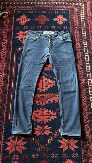 Jacob Cohën - Riktigt snygga Jacob Cohën jeans | sitter rätt slim | väldigt bra skick | storlek 34 men insydda passar ca 30 | längd:97cm midja:39cm innerben:70cm | model 662 | vid frågor och funderingar tveka inte på att höra av er!                                                                                                     Mvh Doré.reselll