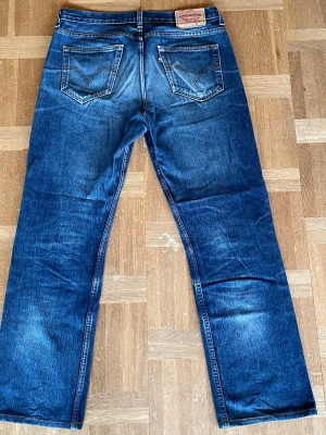 Levis 752 - Säljer dessa Levis 752. Har blivit lagade på högra knät, annars fint skick. Snygga fades. Kom gärna med frågor!