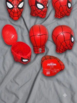 Spiderman popcorn bucket  - Säljer en Spider-Man Popcorn Bucket i mycket fint skick. Perfekt för Marvel- och Spider-Man-samlare eller som snygg dekoration.  ✅ Mycket bra skick ✅ Rengjord och väl omhändertagen ✅ Perfekt för samlare eller att ha som prydnad  📦 Skickas snabbt och väl emballerad. Hör gärna av dig om du har frågor!