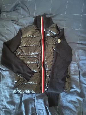 Svart dunväst Moncler - en gåva, tvivlar på autenticitet därav säljer jag den extremt billigt för modellen, ser väldigt bra ut och är extremt kyl tålig, gjord för alla årstider. Passar både M/L