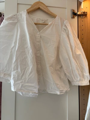 Blus från h&m - Vit blus från h&m slutsåld på hemsidan i storlek xs💞