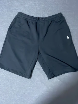 Polo shorts  - Svarta Polo shorts, Ny skick, Storlek L. Vid frågor är det bara att skriva. PRIS KAN DISKUTERAS!