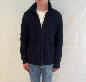 Massimo Dutti Full Zip Cardigan Blue Men's - Blå kofta med dragkedja, herrmodell, begagnad i mycket gott skick.