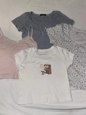 Brandy Melville Top - Fyra olika jättesöta toppar från Brandy melville, som är mycket sparsamt använda💛. Jag älskar dem så mycket men har inte fått så stor användning för dem💕 Skriv gärna för fler bilder eller eventuella frågor! Säljer dem för 150kr styck, men om du vill köpa fler så går det nog att få billigare! Pris kan diskuteras🩷