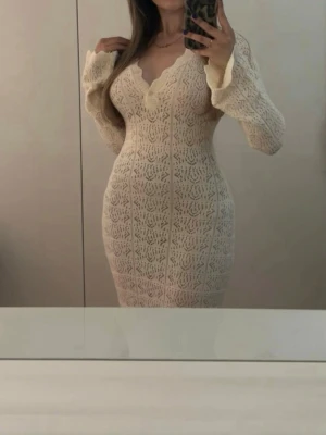 Offwhite stickad maxiklänning  - Säljer en helt oanvänd Dagmar IC Maxi Dress från Byic i en vacker offwhite färg, då jag råkar ha två stycken.  Det är en stickad klänning med figurnära passform, långa ärmar, V-ringad hals.  Skick: Helt ny med prislappen kvar. Nypris: 1 029,95 kr Säljes för: 599 kr  Priset kan diskuteras vid en snabb affär 🥰